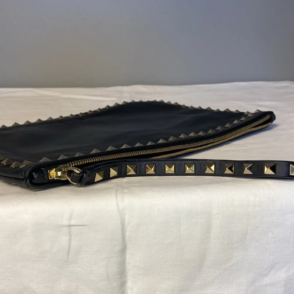 Valentino Garavani Rockstud Black Leather Pouch - Picture 11 of 11